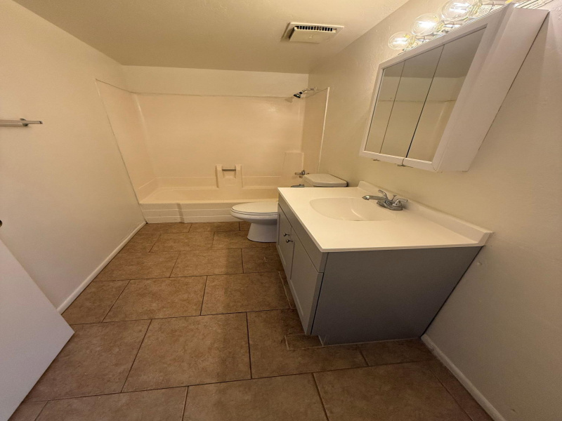 2519 N Geronimo Avenue, Tucson, Arizona 85705, 2 Bedrooms Bedrooms, ,1 BathroomBathrooms,Tri-Plex,For Rent,Unit B,N Geronimo,1683